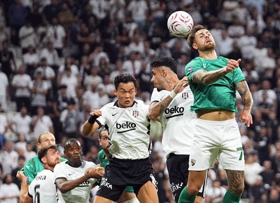 Besiktas v Kauno Zalgiris - UEFA Europa League ISTANBUL, TURKIYE - AUGUST 20: Besiktas Hyeon-gyu Oh (3rd R) vies for the ball with Kauno Zalgiris Rokas Lekiatas (R) during the UEFA Europa League playoff round first-leg match between Besiktas and Kauno Zalgiris at Tupras Stadium in Istanbul, Turkiye on August 20, 2026. Esra Bilgin Anadolu Istanbul Turkey. Editorial use only. Please get in touch for any other usage.  Copyright: x2026xAnadoluxEsraxBilginx