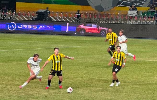 Anderlecht s Danylo Sikan and Kairat s Alexander Shirobokov fight for the ball during a game between Kazach Kairat and Belgian RSC Anderlecht, in Almaty, Kazachstan, on Thursday 20 August 2026, a game in the knockout round of the UEFA Europa League competition. YELAMANxTURYSSBEKOV  x183845051x