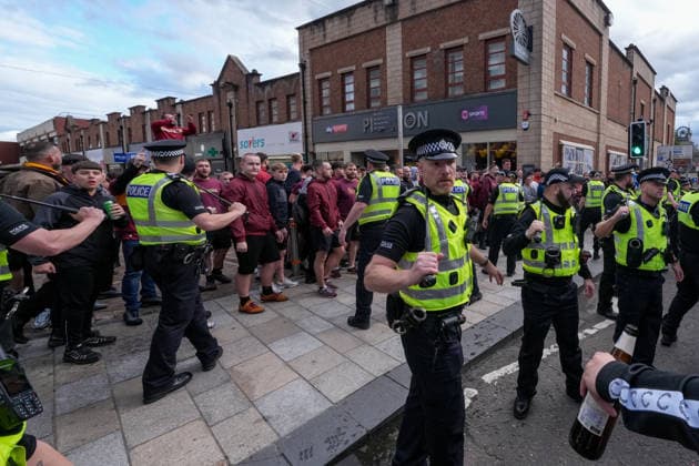 Motherwell Ultras in der Stadt werden von der Polizei zurückgehalten , Schottland, Fussball, UEFA Conference League, Play-offs, Hinspiel, 2026 2027, Motherwell FC vs. SC Freiburg, 20.08.2026, Fir Park Stadium, Motherwell Motherwell Fir Park Stadium North Lanarkshire Schottland *** Motherwell Ultras in town are being held back by police, Scotland, soccer, UEFA Conference League, playoffs, first leg, 2026–2027, Motherwell FC vs. SC Freiburg, August 20, 2026, Fir Park Stadium, Motherwell, North Lanarkshire, Scotland Copyright: xArnexAmbergx