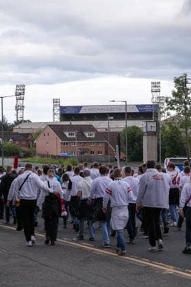 Fanmarsch der Freiburger Fans, Ultras zum Stadion, Marsch, Corteo, Stadion im Hintergrund , Schottland, Fussball, UEFA Conference League, Play-offs, Hinspiel, 2026 2027, Motherwell FC vs. SC Freiburg, 20.08.2026, Fir Park Stadium, Motherwell Motherwell Fir Park Stadium North Lanarkshire Schottland *** Freiburg fans marching, Ultras heading to the stadium, march, corteo, stadium in the background, Scotland, soccer, UEFA Conference League, playoffs, first leg, 2026–2027, Motherwell FC vs. SC Freiburg, August 20, 2026, Fir Park Stadium, Motherwell, Fir Park Stadium, North Lanarkshire, Scotland Copyright: xArnexAmbergx