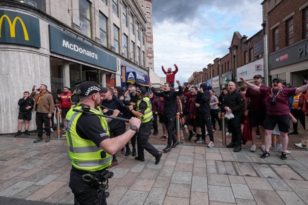 Motherwell Ultras in der Stadt werden von der Polizei zurückgehalten , Schottland, Fussball, UEFA Conference League, Play-offs, Hinspiel, 2026 2027, Motherwell FC vs. SC Freiburg, 20.08.2026, Fir Park Stadium, Motherwell Motherwell Fir Park Stadium North Lanarkshire Schottland *** Motherwell Ultras in town are being held back by police, Scotland, Soccer, UEFA Conference League, Playoffs, First Leg, 2026–2027, Motherwell FC vs. SC Freiburg, August 20, 2026, Fir Park Stadium, Motherwell, North Lanarkshire, Scotland Copyright: xArnexAmbergx