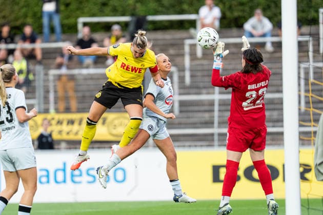 20.08.2026, GER Deutschland, Fussball, Saison 2026 2027, Regionalliga 1. Spieltag Borussia Dortmund Frauen vs Arminia Bielefeld Frauen Alexandra Popp (Borussia Dortmund Frauen, 11) mit dem Kopfball zum 1:0, Tor Dortmund Stadion Rote Erde Nordrhein-Westfalen (NRW) Deutschland *** August 20, 2026, GER Germany, Soccer, 2026–2027 Season, Regionalliga 1, Matchday: Borussia Dortmund Women vs. Arminia Bielefeld Women. Alexandra Popp of Borussia Dortmund Women scores the 1–0 goal with a header in the 11th minute at the Rote Erde Stadium in Dortmund, North Rhine-Westphalia (NRW), Germany. Copyright: xnordphotoxGmbHx xChristianxSchulzex