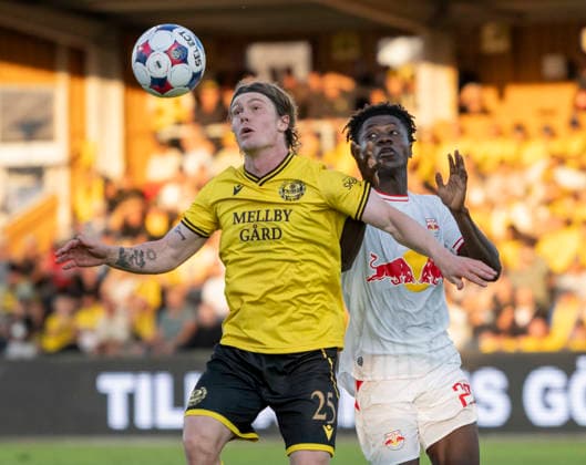 HÄLLEVIK 2026-08-20 Mjallby s Max Nielsen (left) and FC Red Bull Salzburg s Edmund Baidoo in action during the UEFA Europa League play-off 1st leg soccer match between Mjallby AIF and FC Salzburg at Strandvallen in Hallevik, Sweden, on Aug. 20, 2026. HÄLLEVIK SWEDEN x50090x *** HÄLLEVIK, Aug. 20, 2026: Mjällby’s Max Nielsen (left) and FC Red Bull Salzburg’s Edmund Baidoo in action during the first leg of the UEFA Europa League playoff soccer match between Mjällby AIF and FC Salzburg at Strandvallen in Hällevik, Sweden, on Aug. 20, 2026 HÄLLEVIK SWEDEN x50090x  Copyright: xJohanxNilssonx xTTx SWEDEN SOCCER EUROPA LEAGUE MJALLBY-SALZBURG