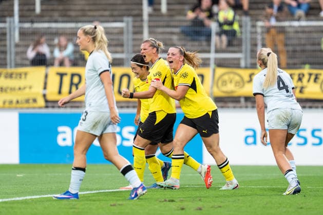 20.08.2026, GER Deutschland, Fussball, Saison 2026 2027, Regionalliga 1. Spieltag Borussia Dortmund Frauen vs Arminia Bielefeld Frauen Torjubel Jubel ueber das Tor zum 1:0 durch Alexandra Popp (Borussia Dortmund Frauen, 11) Ramona Maier (Borussia Dortmund Frauen, 7) und Sara Ito (Borussia Dortmund Frauen, 14) Dortmund Stadion Rote Erde Nordrhein-Westfalen (NRW) Deutschland *** August 20, 2026, GER Germany, Soccer, 2026–2027 Season, Regionalliga 1, Matchday: Borussia Dortmund Women vs. Arminia Bielefeld Women; Goal celebration: Cheers for the 1–0 goal scored by Alexandra Popp of Borussia Dortmund Women, 11 Ramona Maier (Borussia Dortmund Women), 7, and Sara Ito (Borussia Dortmund Women), 14; Dortmund Stadium Rote Erde, North Rhine-Westphalia (NRW), Germany Copyright: xnordphotoxGmbHx xChristianxSchulzex