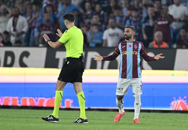 Trabzonspor v Ferencvaros - UEFA Europa League TRABZON, TURKIYE - AUGUST 20: Mohamed Salah of Trabzonspor talks to the referee Igor Pajac during the first leg of the UEFA Europa League play-off round between Trabzonspor and Ferencvaros at Papara Park in Trabzon, Turkiye, on August 20, 2026. Hakan Burak Altunoz Anadolu Trabzon Turkey. Editorial use only. Please get in touch for any other usage.  Copyright: x2026xAnadoluxHakanxBurakxAltunozx