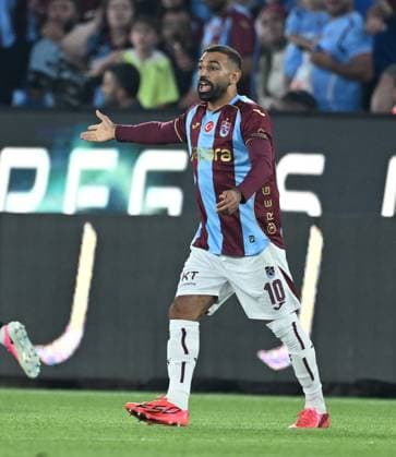 Trabzonspor v Ferencvaros - UEFA Europa League TRABZON, TURKIYE - AUGUST 20: Mohamed Salah of Trabzonspor talks to the referee Igor Pajac during the first leg of the UEFA Europa League play-off round between Trabzonspor and Ferencvaros at Papara Park in Trabzon, Turkiye, on August 20, 2026. Hakan Burak Altunoz Anadolu Trabzon Turkey. Editorial use only. Please get in touch for any other usage.  Copyright: x2026xAnadoluxHakanxBurakxAltunozx