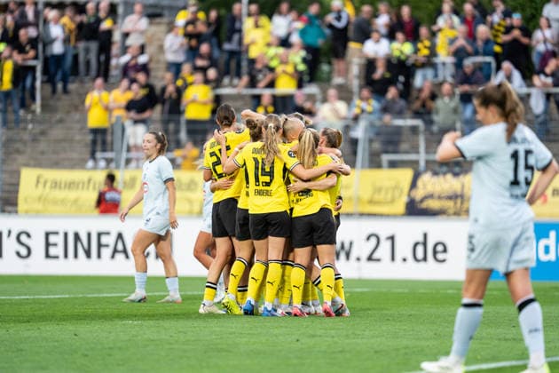 20.08.2026, GER Deutschland, Fussball, Saison 2026 2027, Regionalliga 1. Spieltag Borussia Dortmund Frauen vs Arminia Bielefeld Frauen Torjubel Jubel ueber das Tor zum 1:0 durch Alexandra Popp (Borussia Dortmund Frauen, 11) Ramona Maier (Borussia Dortmund Frauen, 7) und Sara Ito (Borussia Dortmund Frauen, 14) Annika Enderle (Borussia Dortmund Frauen, 19) Jacqueline Meißner (Borussia Dortmund Frauen, 16) Dortmund Stadion Rote Erde Nordrhein-Westfalen (NRW) Deutschland *** August 20, 2026, GER Germany, Soccer, 2026–2027 Season, Regionalliga 1 Matchday: Borussia Dortmund Women vs. Arminia Bielefeld Women; Goal celebration: Cheers for the 1–0 goal scored by Alexandra Popp of Borussia Dortmund Women, 11 Ramona Maier (Borussia Dortmund Women), 7, and Sara Ito (Borussia Dortmund Women), 14, Annika Enderle (Borussia Dortmund Women), 19, Jacqueline Meißner (Borussia Dortmund Women), 16; Rote Erde Stadium, Dortmund, North Rhine-Westphalia (NRW), Germany Copyright: xnordphotoxGmbHx xChristianxSchulzex