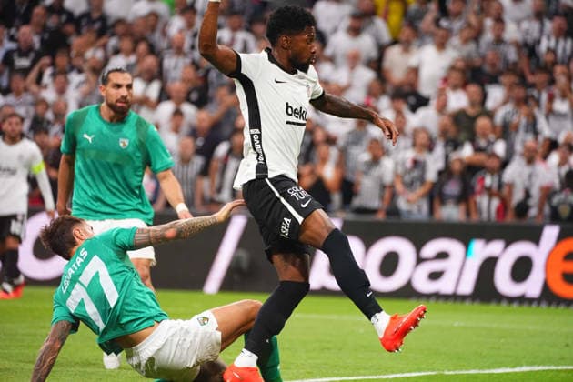 ISTANBUL, TURKEY - AUGUST 20 : Amir Murillo of Besiktas and Rokas Lekiatas (77) of Kauno Zalgiris battle for the ball during the UEFA Europa League 2026 27 Play-off round first leg match between Besiktas JK and Kauno Zalgiris at Tupras Stadium on August 20, 2026 in Istanbul, Turkey. Istanbul Turkey Copyright: xSeskimPhotox Besiktas-KaunoZalg-2008 (2)