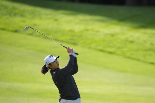 August 20, 2026, Edmonton, Ab, CANADA: Ruoning Yin, of China, watches her second shot on the sixth hole during the first round at the CPKC Canadian Women s Open LPGA, Golf Damen golf tournament in Edmonton on Thursday, August 20, 2026. Canada News - August 20, 2026  - ZUMAc35_ 20260820_zaf_c35_021 Copyright: xDarrylxDyckx