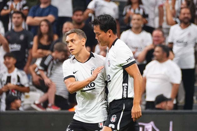 ISTANBUL, TURKEY - AUGUST 20 : Heyeon-Gyu Oh (9) of Besiktas celebrates after scoring the first goal of his team with Leandro Trossard (L) during the UEFA Europa League 2026 27 Play-off round first leg match between Besiktas JK and Kauno Zalgiris at Tupras Stadium on August 20, 2026 in Istanbul, Turkey. Istanbul Turkey Copyright: xSeskimPhotox Besiktas-KaunoZalg-2008 (40)