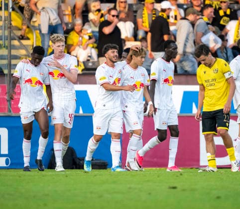 HÄLLEVIK 2026-08-20 FC Red Bull Salzburg s Umut Tohumcu (3rd right) celebrates with team mates after Mjallby scored an own goal during the UEFA Europa League play-off 1st leg soccer match between Mjallby AIF and FC Salzburg at Strandvallen in Hallevik, Sweden, on Aug. 20, 2026. HÄLLEVIK SWEDEN x50090x *** HÄLLEVIK, August 20, 2026: FC Red Bull Salzburg s Umut Tohumcu (third from the right) celebrates with his teammates after Mjällby scored an own goal during the first leg of the UEFA Europa League playoff soccer match between Mjällby AIF and FC Salzburg at Strandvallen in Hallevik, Sweden, on Aug. 20, 2026 HÄLLEVIK SWEDEN x50090x  Copyright: xJohanxNilssonx xTTx SWEDEN SOCCER EUROPA LEAGUE MJALLBY-SALZBURG