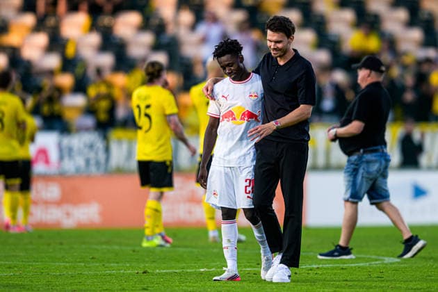 260820 Edmund Baidoo and coach head Danny Röhl of FC Red Bull Salzburg after the Europa League qualifying football match between Mjällby and FC Red Bull Salzburg on August 20, 2026 in Hällevik. Photo: Christoffer Borg Mattisson BILDBYRAN COP 261 CB0549 fotboll football soccer fotball uefa europa league europa league mjällby fc red bull salzburg bbeng jubel *** August 20, 2026: Edmund Baidoo and head coach Danny Röhl of FC Red Bull Salzburg after the Europa League qualifying soccer match between Mjällby and FC Red Bull Salzburg on August 20, 2026 in Hällevik. Photo by Christoffer Borg Mattisson, BILDBYRAN COP 261 CB0549 soccer football UEFA Europa League Mjällby FC Red Bull Salzburg BBENG celebration  Copyright: CHRISTOFFERxBORGxMATTISSON BB260820CB108