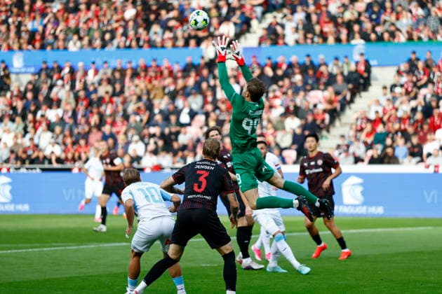 Denmark Conference League: FC Midtjylland - HNK Rijeka HNK Rijeka s goalkeeper Aleksa Todorovic grabs the ball during the Conference League qualification match between FC Midtjylland and HNK Rijeka at MCH Arena in Herning on Thursday, August 20, 2026. (Photo: Johnny Pedersen Scanpix 2026) , Herning Denmark *** Denmark Conference League FC Midtjylland HNK Rijeka HNK Rijeka goalkeeper Aleksa Todorovic grabs the ball during the Conference League qualifying match between FC Midtjylland and HNK Rijeka at MCH Arena in Herning on Thursday, August 20, 2026. Photo by Johnny Pedersen, Scanpix 2026, Herning, Denmark  Copyright: JohnnyxPedersenx spdk20260820-190326-L