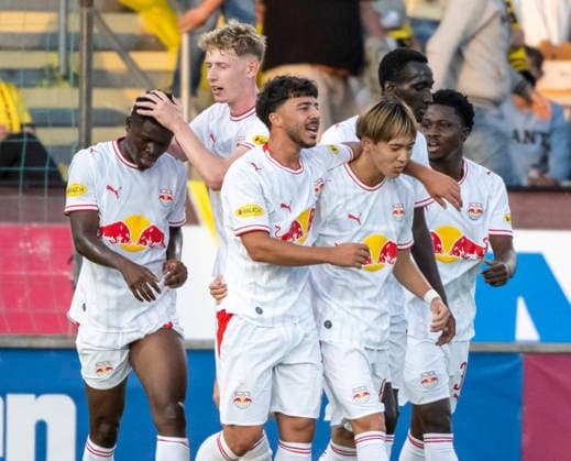HÄLLEVIK 2026-08-20 FC Red Bull Salzburg s Umut Tohumcu (3rd right) celebrates with team mates after Mjallby scored an own goal during the UEFA Europa League play-off 1st leg soccer match between Mjallby AIF and FC Salzburg at Strandvallen in Hallevik, Sweden, on Aug. 20, 2026. HÄLLEVIK SWEDEN x50090x *** HÄLLEVIK, August 20, 2026: FC Red Bull Salzburg s Umut Tohumcu (third from the right) celebrates with his teammates after Mjällby scored an own goal during the first leg of the UEFA Europa League playoff soccer match between Mjällby AIF and FC Salzburg at Strandvallen in Hallevik, Sweden, on August 20, 2026 HÄLLEVIK SWEDEN x50090x  Copyright: xJohanxNilssonx xTTx SWEDEN SOCCER EUROPA LEAGUE MJALLBY-SALZBURG