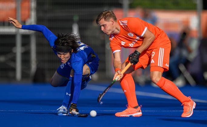Hockey World Cup Day Six Hiro Saito of Japan tackles Koen Bijen of Netherlands during the Pool A match in the 2026 FIH Hockey World Cup at Wagener Stadium, Amstelveen 20 08 2026 UK Newspapers OUT Copyright: xGraemexWilcocksonx FIL-23805-0040