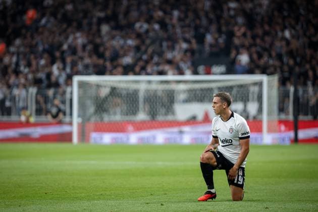 Besiktas JK vs Kauno Zalgiris UEFA Europa League Play-Offs 1st leg Leandro Trossard of Besiktas JK kneels on the pitch during the UEFA Europa League 2026 27 play-offs first leg match between Besiktas JK and Kauno Zalgiris at Tupras Stadium on August 20, 2026 in Istanbul, Turkey Istanbul Turkey  Copyright: xBurakxBasturkx
