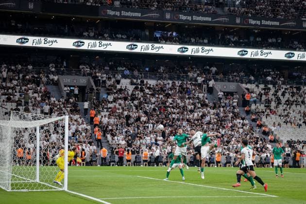 Besiktas JK vs Kauno Zalgiris UEFA Europa League Play-Offs 1st leg Hyeongyu Oh of Besiktas JK heads the ball during the UEFA Europa League 2026 27 play-offs first leg match between Besiktas JK and Kauno Zalgiris at Tupras Stadium on August 20, 2026 in Istanbul, Turkey Istanbul Turkey  Copyright: xBurakxBasturkx