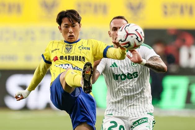 STVV s Kaito Matsuzawa and Omonoia s Jure Balkovec fight for the ball during a soccer game between Belgian Sint-Truidense V.V. and Cypriot AC Omonoia Nicosia, Thursday 20 August 2026 in Sint-Truiden, the first leg of the play-off round for the UEFA Europa League league phase. BRUNOxFAHY  x183846651x