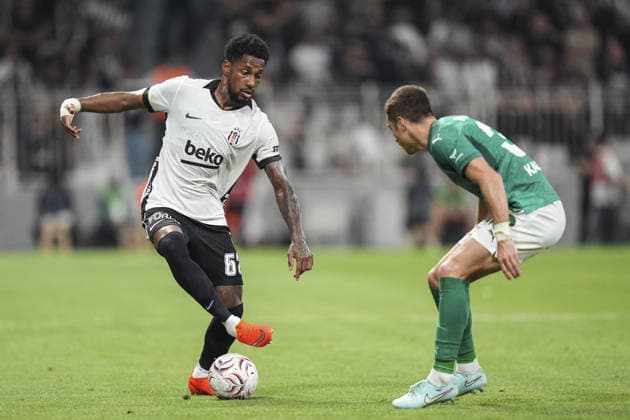 Besiktas v Kauno Zalgiris - UEFA Europa League ISTANBUL, TURKIYE - AUGUST 20: Besiktas Leandro Trossard (L) vies for the ball with Kauno Zalgiris Joris Moutachy (45) during the UEFA Europa League playoff round first-leg match between Besiktas and Kauno Zalgiris at Tupras Stadium in Istanbul, Turkiye on August 20, 2026. Agit Erdi Ulukaya Anadolu Istanbul Turkey. Editorial use only. Please get in touch for any other usage.  Copyright: x2026xAnadoluxAgitxErdixUlukayax