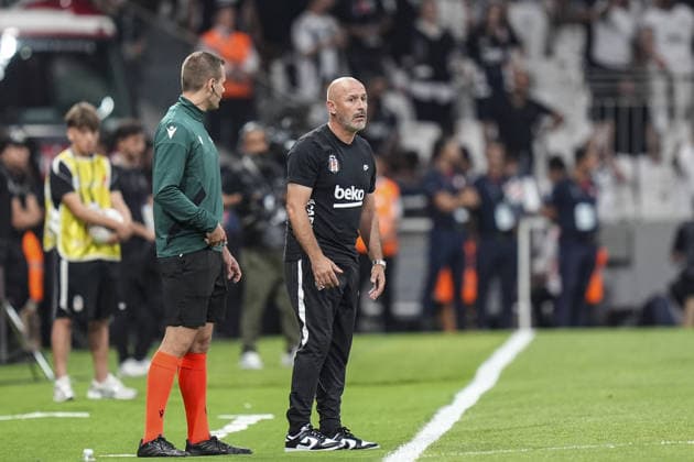 Besiktas v Kauno Zalgiris - UEFA Europa League ISTANBUL, TURKIYE - AUGUST 20: Besiktas head coach Vincenzo Italiano gives tactical instructions to his players from the touchline during the UEFA Europa League playoff round first-leg match between Besiktas and Kauno Zalgiris at Tupras Stadium in Istanbul, Turkiye on August 20, 2026. Agit Erdi Ulukaya Anadolu Istanbul Turkey. Editorial use only. Please get in touch for any other usage.  Copyright: x2026xAnadoluxAgitxErdixUlukayax