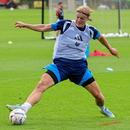 Neuzugang Sebastiaan Bornauw ( HSV ) am Ball Deutschland , Hamburg , Volksparkstadion Trainingsgelände , Fussball , 1. Bundesliga , Training des Hamburger SV *** New Signing Sebastiaan Bornauw: HSV in Action—Germany, Hamburg, Volksparkstadion Training Facility, Soccer, Bundesliga 1, Hamburger SV Training Session