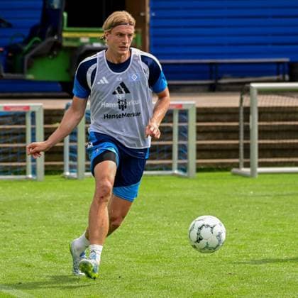 Neuzugang Sebastiaan Bornauw ( HSV ) am Ball Deutschland , Hamburg , Volksparkstadion Trainingsgelände , Fussball , 1. Bundesliga , Training des Hamburger SV *** New Signing Sebastiaan Bornauw: HSV in Action—Germany, Hamburg, Volksparkstadion Training Facility, Soccer, Bundesliga 1, Hamburger SV Training