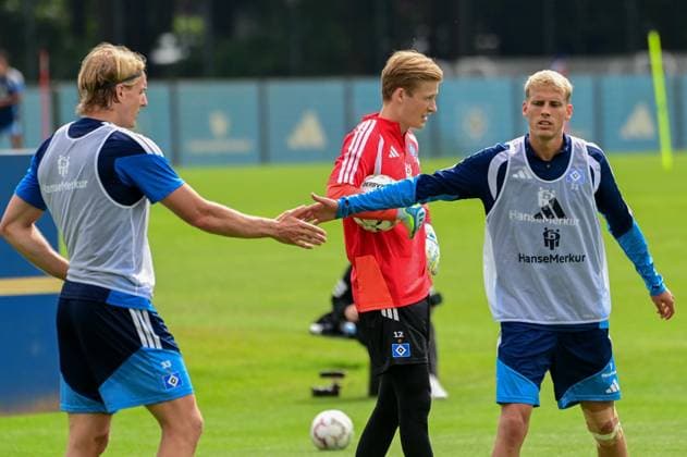 Neuzugang Sebastiaan Bornauw Sander Tangvik Albert Gronbaek ( HSV ) Deutschland , Hamburg , Volksparkstadion Trainingsgelände , Fussball , 1. Bundesliga , Training des Hamburger SV *** New Signings: Sebastiaan Bornauw, Sander Tangvik, Albert Gronbaek; HSV Germany, Hamburg, Volksparkstadion Training Facility, Soccer, Bundesliga 1, Hamburger SV Training