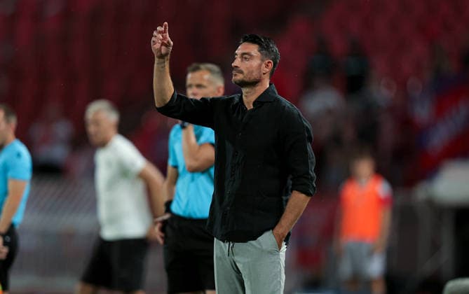 Crvena Zvezda v Viktoria Plzen, UEFA Europa League, play-offs, 1st leg Season 2026 2027 Belgrade, Serbia. 20th August, 2026. Crvena Zvezda s head coach Albert Riera gestures during the UEFA Europa League play-offs, 1st leg football match between Crvena Zvezda (Red Star) and Viktoria Plzen at the Rajko Mitic Stadium on August 20, 2026 in Belgrade, Serbia. Belgrade Serbia Copyright: xPedjaxMilosavljevicx x