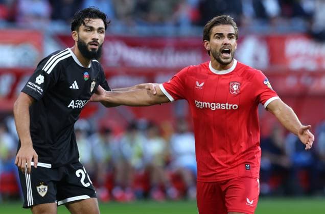 ENSCHEDE - FC Twente verdediger Bart van Rooij met FK Qarabag aanvaller Musa Gurbani tijdens de UEFA Conference League wedstrijd tussen FC Twente en FK Qarabag in Golsch Veste op 20 augustus 2026 in Enschede , Nederland. - *** ENSCHEDE FC Twente defender Bart van Rooij and FK Qarabag forward Musa Gurbani during the UEFA Conference League match between FC Twente and FK Qarabag at Golsch Veste on August 20, 2026, in Enschede, the Netherlands
