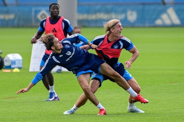 Otto Stange Neuzugang Sebastiaan Bornauw ( HSV ) Deutschland , Hamburg , Volksparkstadion Trainingsgelände , Fussball , 1. Bundesliga , Training des Hamburger SV *** Otto Stange, New Signing Sebastiaan Bornauw, HSV, Germany, Hamburg, Volksparkstadion Training Facility, Soccer, Bundesliga 1, Hamburger SV Training