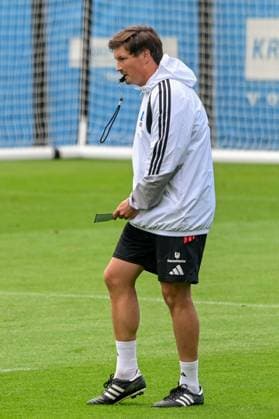 Trainer Merlin Polzin ( HSV ) macht sich Notizen Deutschland , Hamburg , Volksparkstadion Trainingsgelände , Fussball , 1. Bundesliga , Training des Hamburger SV *** Coach Merlin Polzin of HSV takes notes Germany, Hamburg, Volksparkstadion Training Facility, soccer, Bundesliga 1, Hamburger SV training session