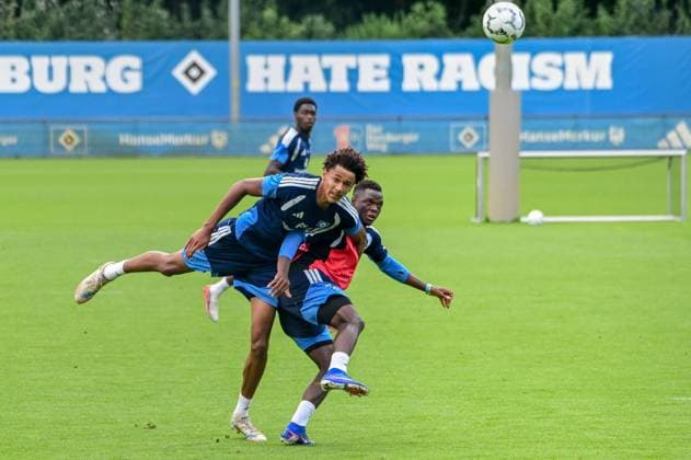 Jason Bissi-Mouelle Patson Daka ( HSV ) Deutschland , Hamburg , Volksparkstadion Trainingsgelände , Fussball , 1. Bundesliga , Training des Hamburger SV *** Jason Bissi Mouelle Patson Daka HSV Germany, Hamburg, Volksparkstadion Training Facility, Soccer, Bundesliga 1, Hamburger SV Training