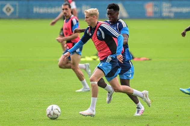 Albert Gronbaek Lokonga Albert Sambi ( HSV ) Deutschland , Hamburg , Volksparkstadion Trainingsgelände , Fussball , 1. Bundesliga , Training des Hamburger SV *** Albert Gronbaek Lokonga Albert Sambi HSV Germany, Hamburg, Volksparkstadion Training Facility, Soccer, Bundesliga 1, Hamburger SV Training