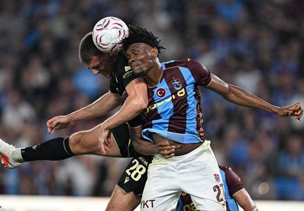 Trabzonspor v Ferencvaros - UEFA Europa League TRABZON, TURKIYE - AUGUST 20: Trabzonspor s Chibuike Nwaiwu (R) vies for the ball with Ferencvaros Toon Raemaekers during the UEFA Europa League playoff round first-leg match between Trabzonspor and Ferencvaros at Papara Park in Trabzon, Turkiye on August 20, 2026. Hakan Burak Altunoz Anadolu Trabzon Turkey. Editorial use only. Please get in touch for any other usage.  Copyright: x2026xAnadoluxHakanxBurakxAltunozx