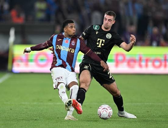 Trabzonspor v Ferencvaros - UEFA Europa League TRABZON, TURKIYE - AUGUST 20: Trabzonspor s Saviolo (L) vies for the ball with Ferencvaros Toon Raemaekers during the UEFA Europa League playoff round first-leg match between Trabzonspor and Ferencvaros at Papara Park in Trabzon, Turkiye on August 20, 2026. Hakan Burak Altunoz Anadolu Trabzon Turkey. Editorial use only. Please get in touch for any other usage.  Copyright: x2026xAnadoluxHakanxBurakxAltunozx