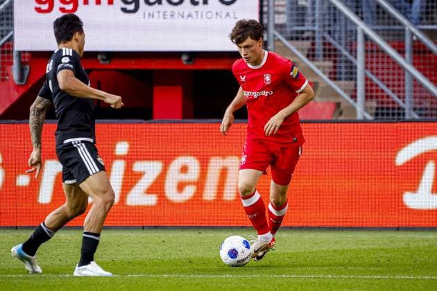 ENSCHEDE - Sondre Orjasaeter of FC Twente (R) dribbles with the ball under pressure from Matheus Silva of Qarabag FK (L) during the UEFA Conference League match between FC Twente and Qarabag FK at De Grolsch Veste stadium on 20 August 2026 in Enschede, the Netherlands. WART BRINKERHOF ANP xVIxANPxSportx xMarcelxterxBalsxIVx 565888292 originalFilename: 565888292.jpg