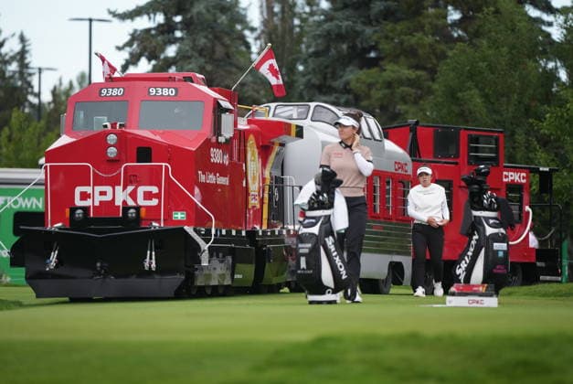 August 20, 2026, Edmonton, Ab, CANADA: Miyu Yamashita, back right, of Japan, walks past a mini CPKC train as she arrives at the first tee behind Hannah Green, of Australia, during the first round at the CPKC Canadian Women s Open LPGA, Golf Damen golf tournament in Edmonton on Thursday, August 20, 2026. Canada News - August 20, 2026  - ZUMAc35_ 20260820_zaf_c35_029 Copyright: xDarrylxDyckx