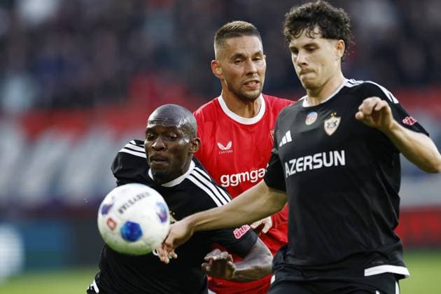 ENSCHEDE - (lr) Marko JankoviÄ‡ of QarabaÄü FK, Marko Pjaca of FC Twente, Bence Varkonyi of QarabaÄü FK during the UEFA Conference League play-off match between FC Twente and Qarabag FK at De Grolsch Veste on 20 August 2026 in Enschede, the Netherlands. VINCENT JANNINK ANP xVIxANPxSportx xxANPxIVx 565888631 originalFilename: 565888631.jpg