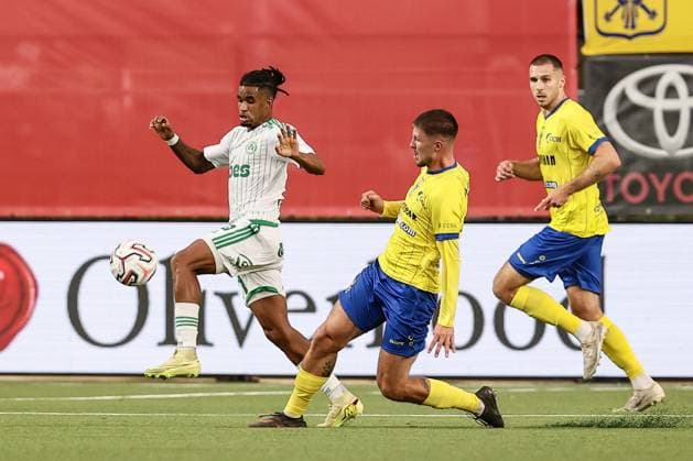 Omonoia s Ewandro Costa and STVV s Ryan Merlen fight for the ball during a soccer game between Belgian Sint-Truidense V.V. and Cypriot AC Omonoia Nicosia, Thursday 20 August 2026 in Sint-Truiden, the first leg of the play-off round for the UEFA Europa League league phase. BRUNOxFAHY  x183847696x
