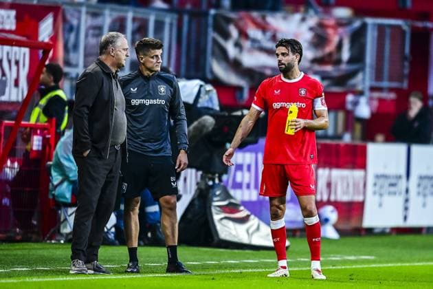 ENSCHEDE , 20 08-2026 , Stadium Grolsch Veste , season 2026 2027 , UEFA Conference League play-off football , match between FC Twente and FK Qarabag , picture shows Twente coach John van den Brom , Twente player Robin Propper Twente - Qarabag  x205876182x Copyright: