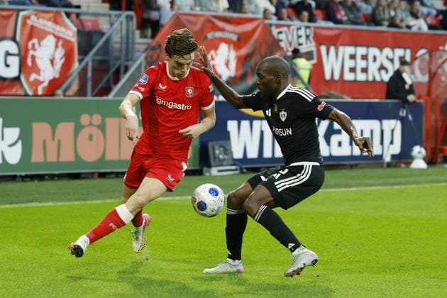 ENSCHEDE - (lr) Daan Rots of FC Twente, Bruno Langa of QarabaÄü FK during the UEFA Conference League play-off match between FC Twente and Qarabag FK at De Grolsch Veste on 20 August 2026 in Enschede, the Netherlands. VINCENT JANNINK ANP xVIxANPxSportx xxANPxIVx 565888734 originalFilename: 565888734.jpg
