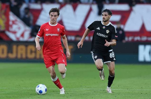ENSCHEDE - FC Twente aanvaller Daan Rots met FK Qarabag aanvaller Samuel Lobato tijdens de UEFA Conference League wedstrijd tussen FC Twente en FK Qarabag in Golsch Veste op 20 augustus 2026 in Enschede , Nederland. - *** ENSCHEDE FC Twente forward Daan Rots and FK Qarabag forward Samuel Lobato during the UEFA Conference League match between FC Twente and FK Qarabag at Golsch Veste on August 20, 2026, in Enschede, the Netherlands