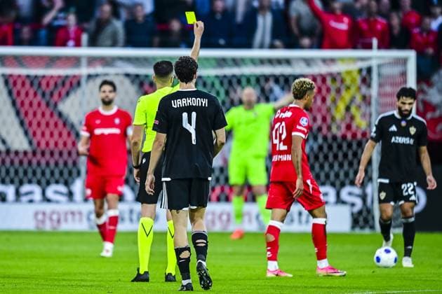 ENSCHEDE , 20 08-2026 , Stadium Grolsch Veste , season 2026 2027 , UEFA Conference League play-off football , match between FC Twente and FK Qarabag , picture shows referee Juxhin Xhaja gives Twente player Daouda Weidmann yellow card Twente - Qarabag  x205876205x Copyright: