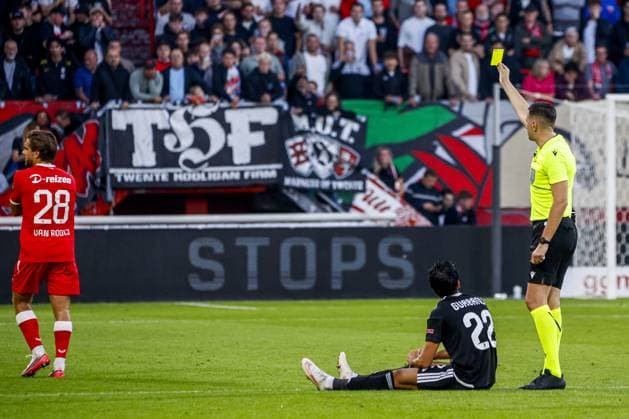 ENSCHEDE - Referee Juxhin Xhaja shows a yellow card to Bart van Rooij of FC Twente during the UEFA Conference League match between FC Twente and Qarabag FK at De Grolsch Veste stadium on 20 August 2026 in Enschede, the Netherlands. WART BRINKERHOF ANP xVIxANPxSportx xMarcelxterxBalsxIVx 565889054 originalFilename: 565889054.jpg