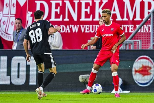 ENSCHEDE , 20 08-2026 , Stadium Grolsch Veste , season 2026 2027 , UEFA Conference League play-off football , match between FC Twente and FK Qarabag , picture shows Qarabag player Samuel Lobato , Twente player Daouda Weidmann Twente - Qarabag  x205876210x Copyright: