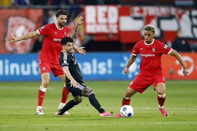 ENSCHEDE - (lr) Robin Pröpper of FC Twente, Kady of QarabaÄü FK, Daouda Weidmann of FC Twente during the UEFA Conference League play-off match between FC Twente and Qarabag FK at De Grolsch Veste on 20 August 2026 in Enschede, the Netherlands. VINCENT JANNINK ANP xVIxANPxSportx xxANPxIVx 565889103 originalFilename: 565889103.jpg