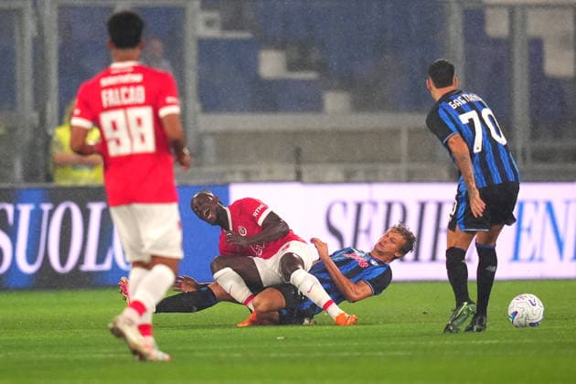 Atalanta s Giorgio Scalvini fights for the ball with Hapoel Tel Aviv s Emmanuel Boateng during the Playoff Conference League soccer match between Atalanta and Hapoel Tel-Aviv at the New Balance Arena in Bergamo , North Italy - Friday , August 20 , 2026 . - Soccer .  Copyright: xSpada LaPressex