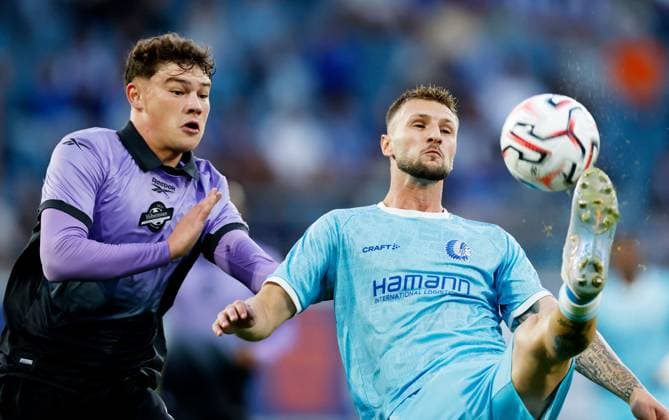 Owen Elding of Hibernian and Siebe Van Der Heyden of KAA Gent. Gent v Hibernian, UEFA Conference League, Play-Off Round, First Leg, Football, Planet Group Arena, Gent, Belgium - 20 Aug 2026Gent Planet Group Arena Belgium  Copyright: xMauricexvanxSteen Shutterstockx 17108685k