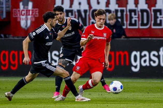 ENSCHEDE - Sondre Orjasaeter of FC Twente dribbles with the ball under pressure from Samuel Lobato of Qarabag FK during the UEFA Conference League match between FC Twente and Qarabag FK at De Grolsch Veste stadium on 20 August 2026 in Enschede, the Netherlands. WART BRINKERHOF ANP xVIxANPxSportx xMarcelxterxBalsxIVx 565889137 originalFilename: 565889137.jpg