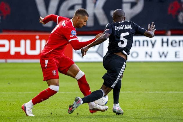 ENSCHEDE - Marko Pjaca of FC Twente battles for possession with Bruno Langa of Qarabag FK during the UEFA Conference League match between FC Twente and Qarabag FK at De Grolsch Veste stadium on 20 August 2026 in Enschede, the Netherlands. WART BRINKERHOF ANP xVIxANPxSportx xMarcelxterxBalsxIVx 565889146 originalFilename: 565889146.jpg